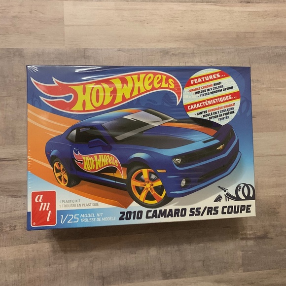 AMT 2010 Chevy Camaro Hot Wheels 1:25 Scale Model Kit (AMT1255M)